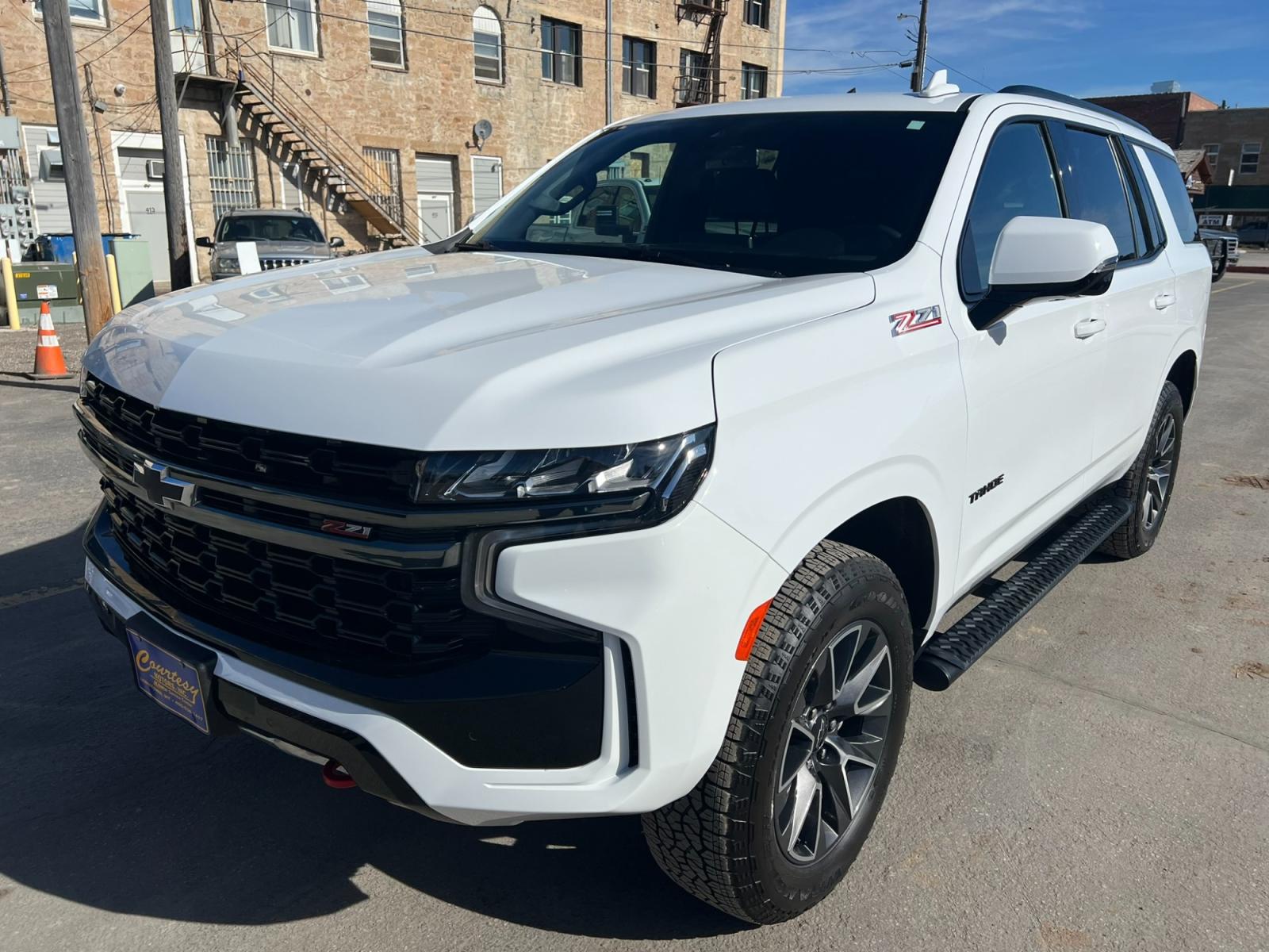 2022 WHITE /Black Chevrolet Tahoe Z71 w/ Luxury Package (1GNSKPKD6NR) with an 5.3L V8 engine, Automatic transmission, located at 116 5th Avenue South, Lewistown, MT, 59457, 47.063877, -109.427879 - Experience the power and luxury of the 2022 Chevrolet Tahoe Z71. This stunning SUV combines rugged durability with unmatched comfort, making it the perfect vehicle for any adventure. Whether you're navigating city streets or exploring off-road trails, the Tahoe Z71 delivers a smooth, responsive ride - Photo #6